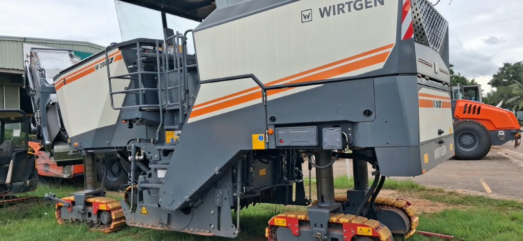Wirtgen W 200 F Front View